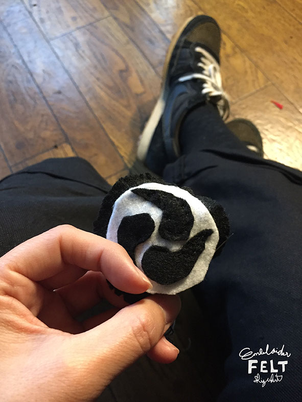 S氏のロゴを縫い付けてみる。