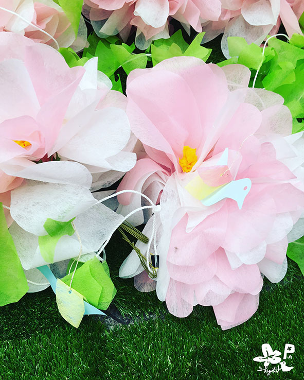 「若草ぱしゃり」花のガーランド、設置。